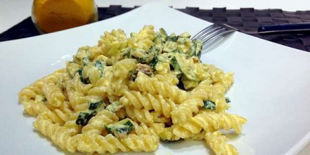 Pasta con ricotta zucchine e curcuma