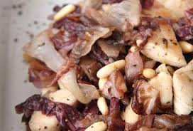 Bocconcini di pollo con radicchio e pinoli