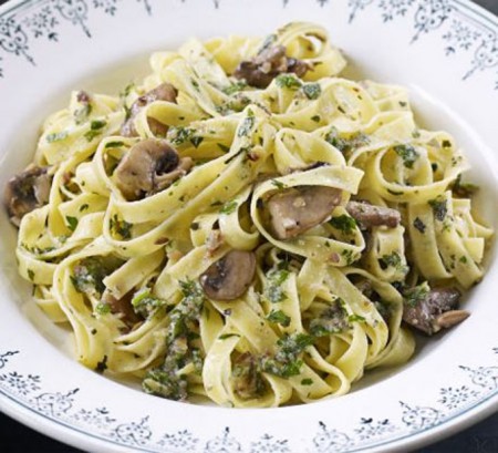 Tagliatelle di noci e funghi
